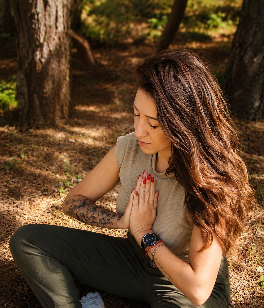 Joy em meditação na natureza